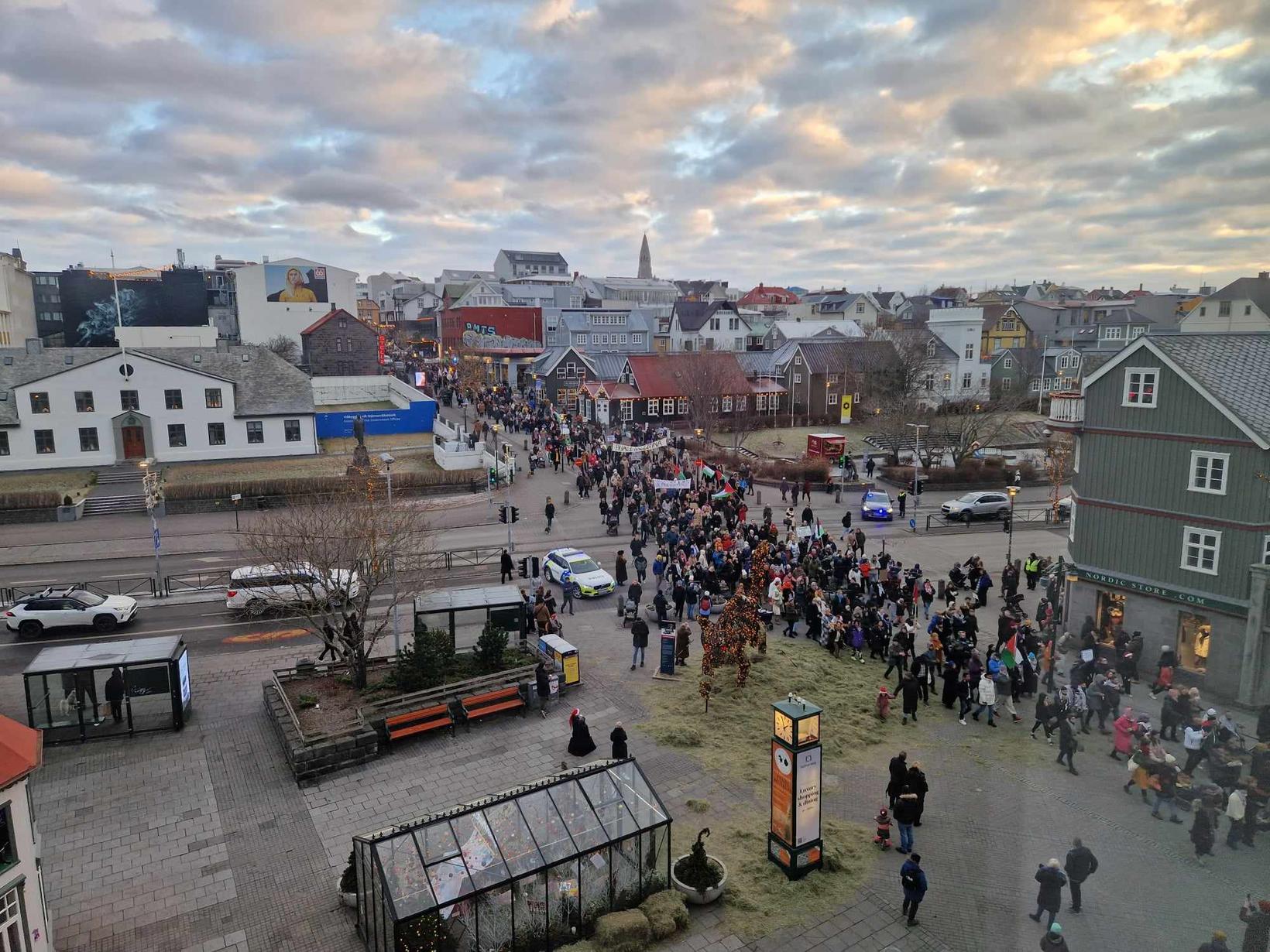 Des gens en route vers Austurvöllur aujourd'hui.