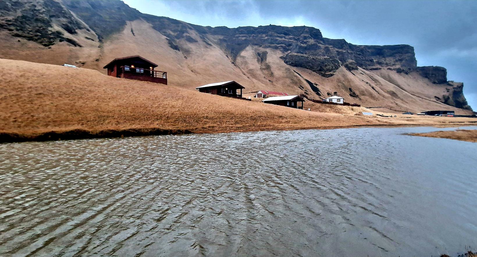 Vu sur le champ en contrebas de la ferme Garður et du …