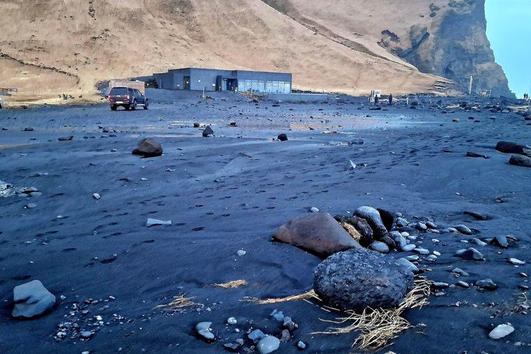« Les vagues de la mer ont jeté des pierres sur le parking »
