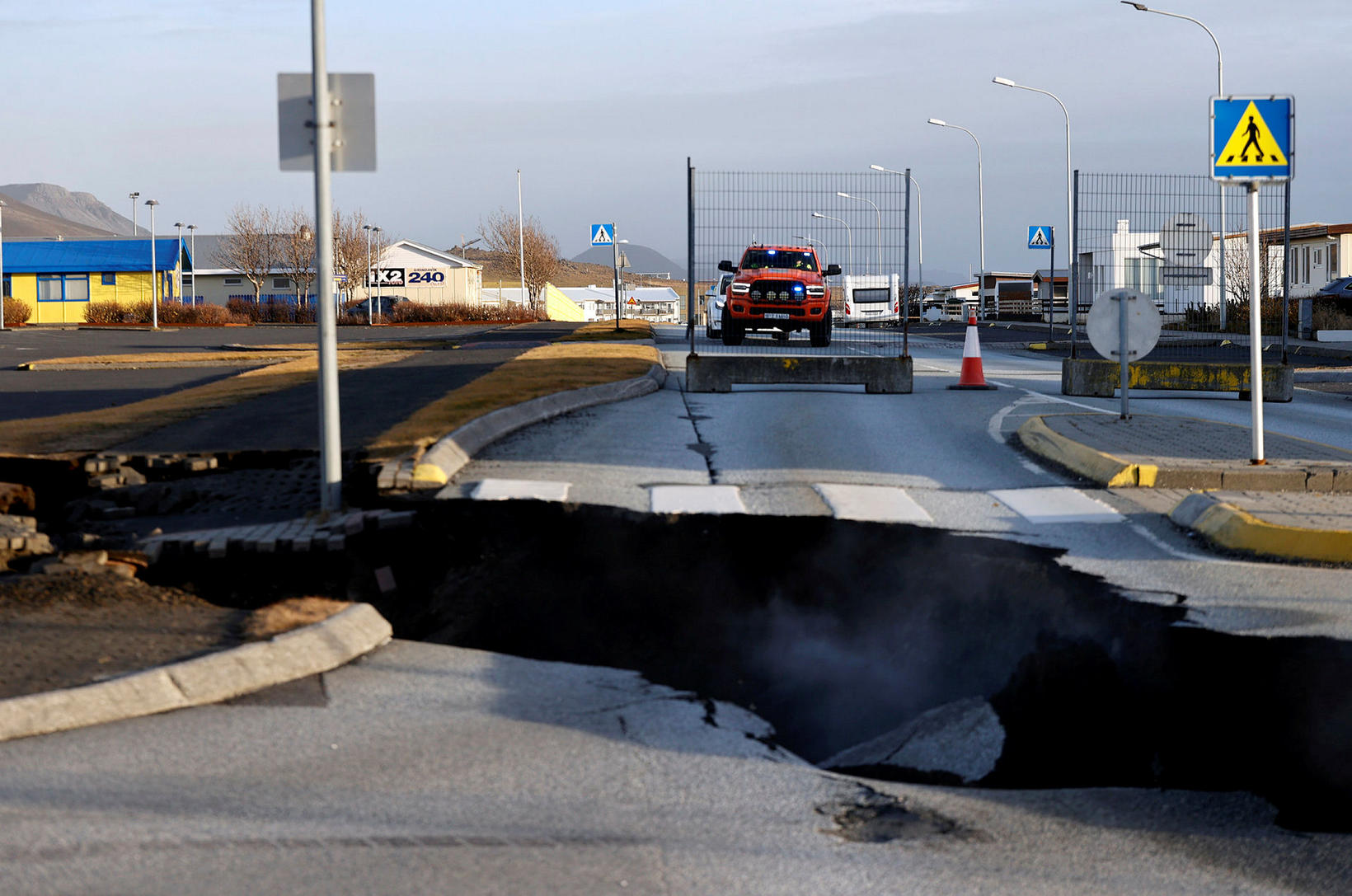 De grandes fissures se trouvent dans diverses zones de Grindavík après le …