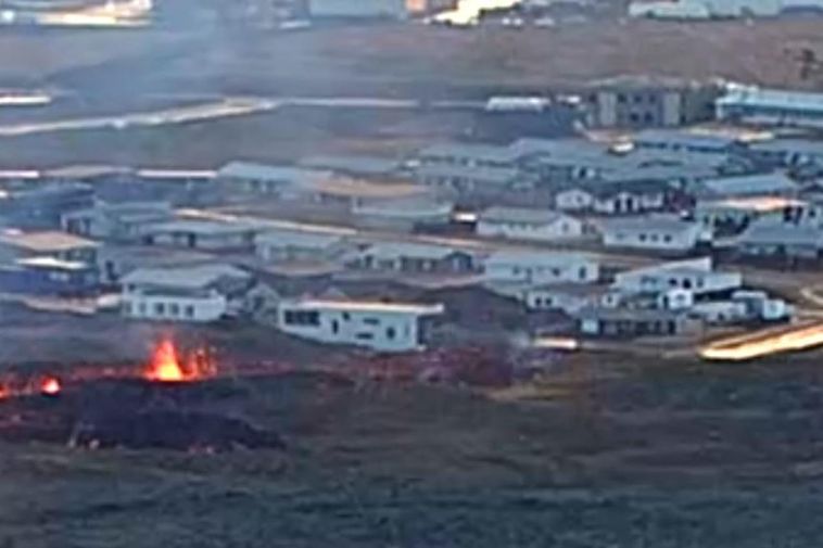 "Tu regardes ta maison en arrière-plan"