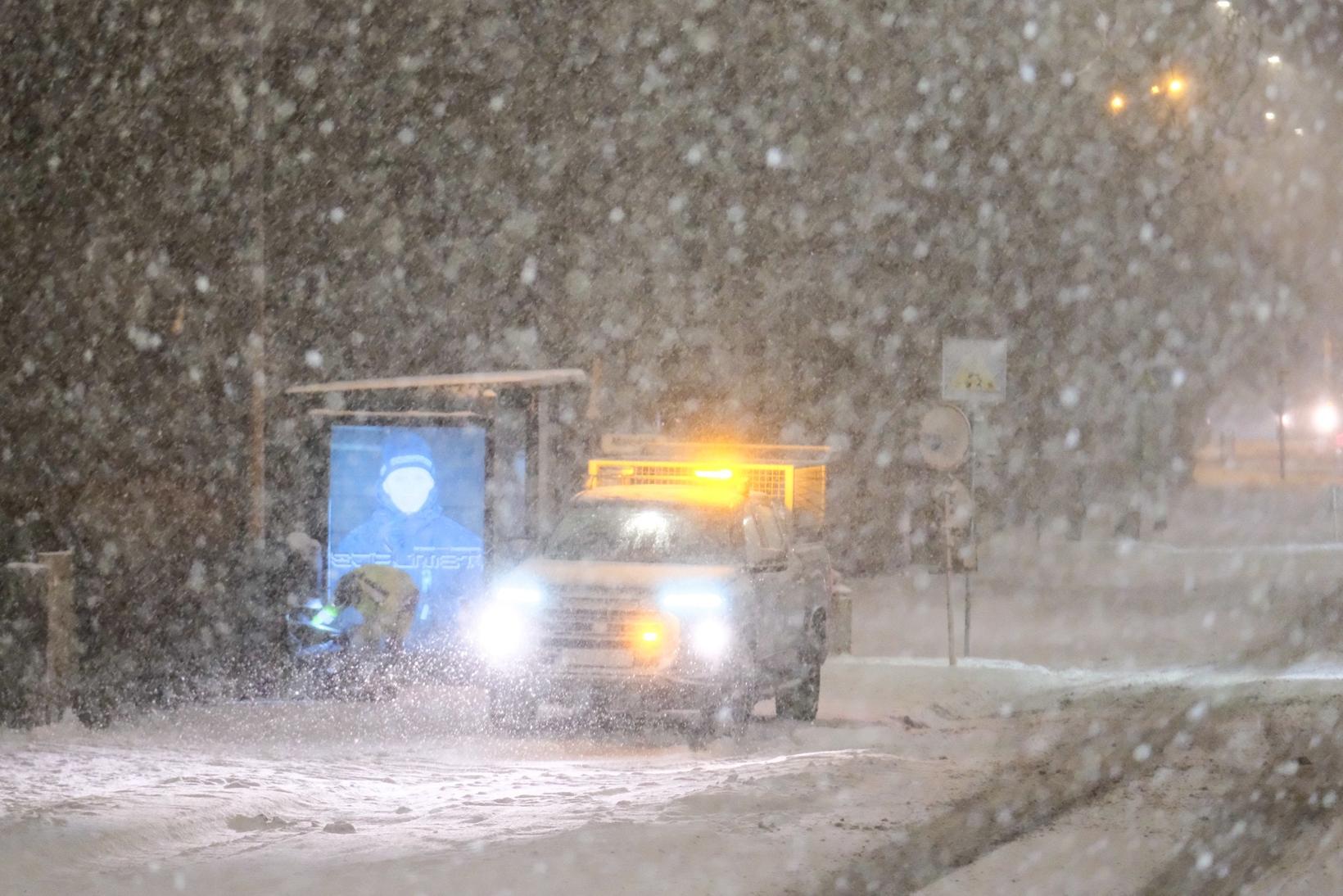 Un employé de la ville de Reykjavík vide ce matin une poubelle à Hlíðun.  La visibilité a pris…