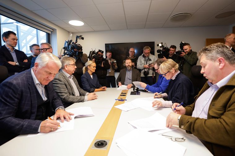 Signature d'un accord salarial à long terme