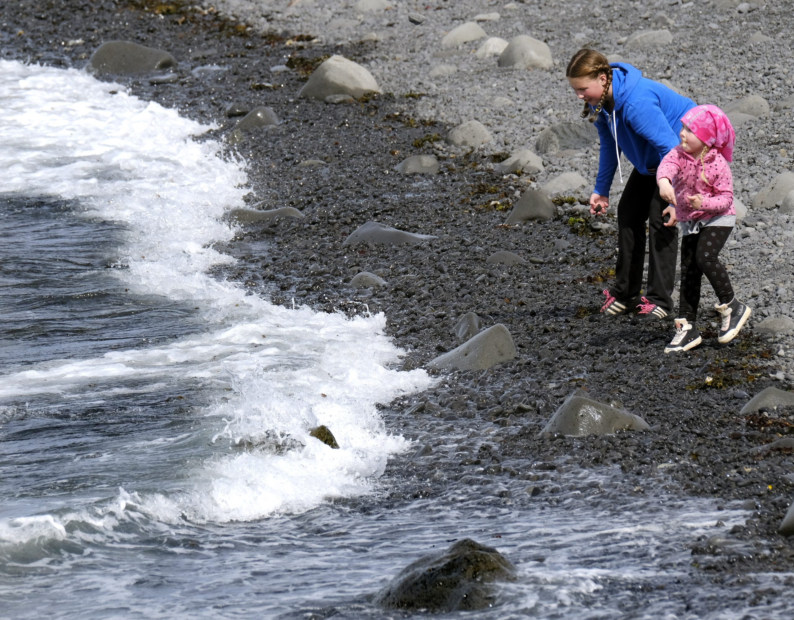 enfants sur la plage en Islande