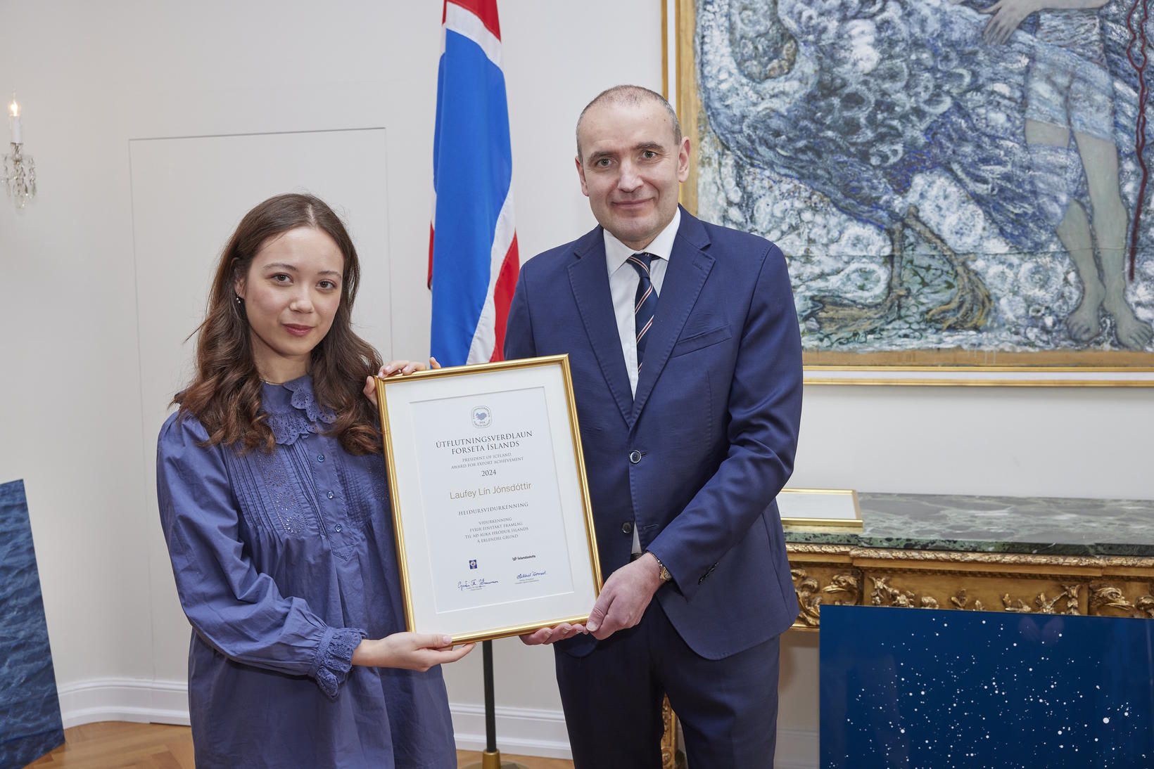 Laufey avec le président islandais présentant son prix.