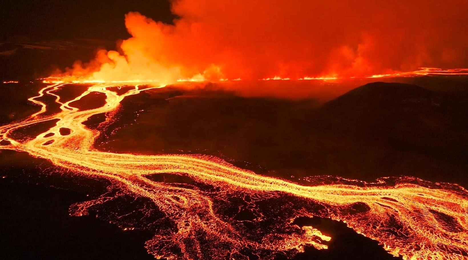 La lave de la langue de lave coulant vers l’ouest a déjà dépassé…