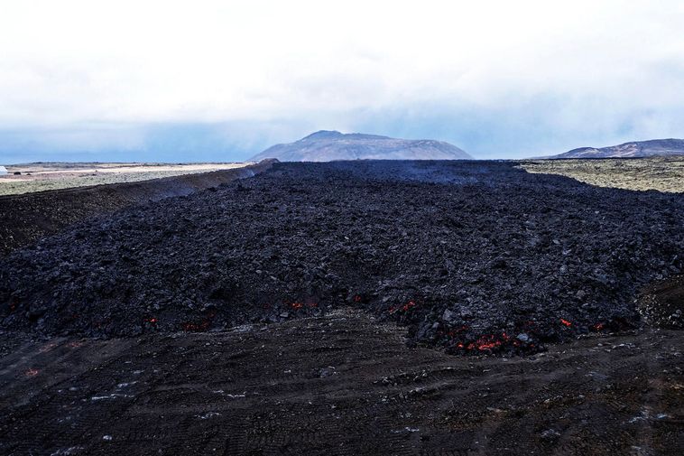 La lave se déplace encore très lentement