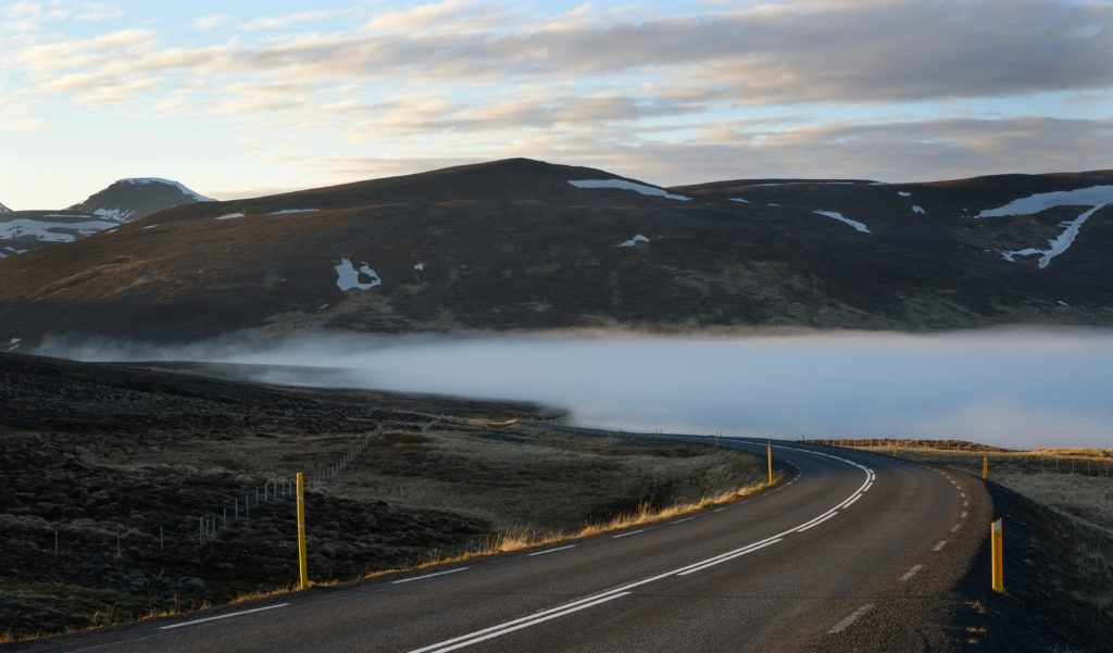 Route brumeuse en Islande