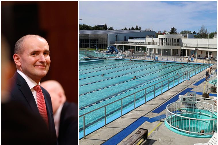 Le président participe à un exploit de natation