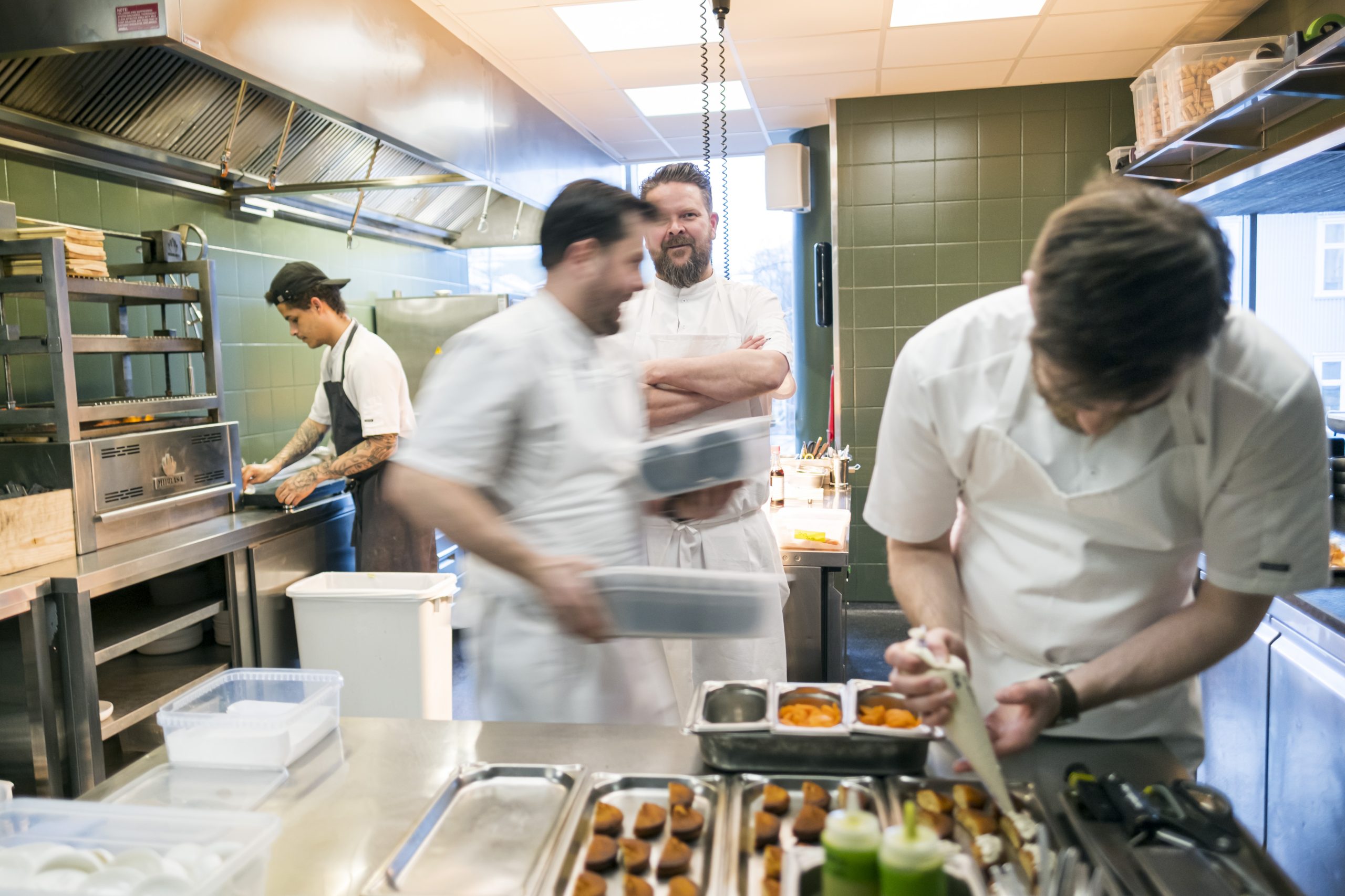 Le chef travaille dans une cuisine. 