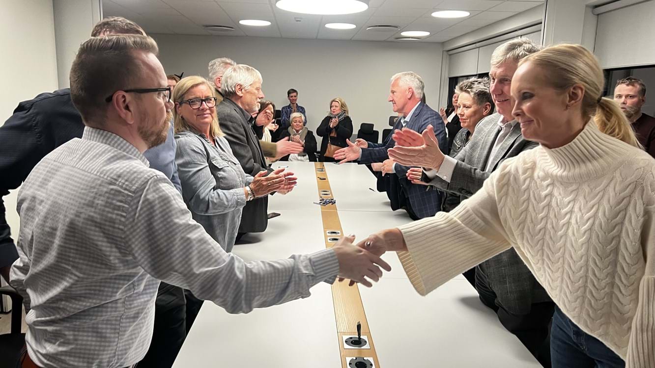 VR Union. VR Chairman Ragnar Þór Ingólfsson and SA CEO Sigríður Margrét Oddsdóttir shake on the new collective agreement, March 2024