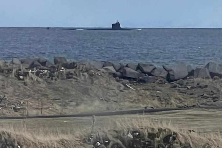 Un sous-marin à propulsion nucléaire peut être vu depuis la fenêtre