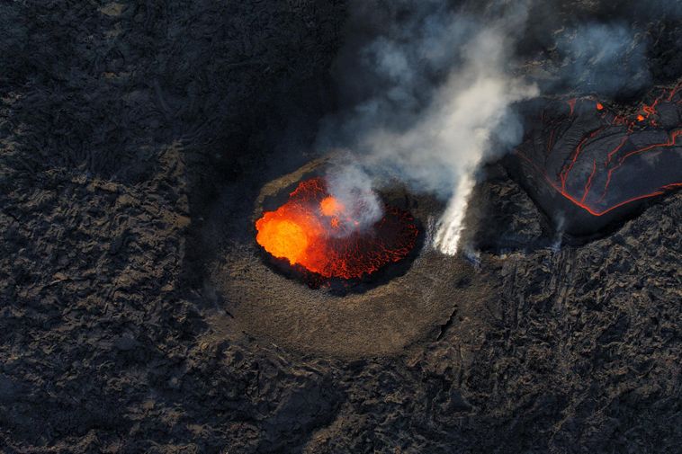 Avertir les gens d'aller marcher jusqu'à l'éruption