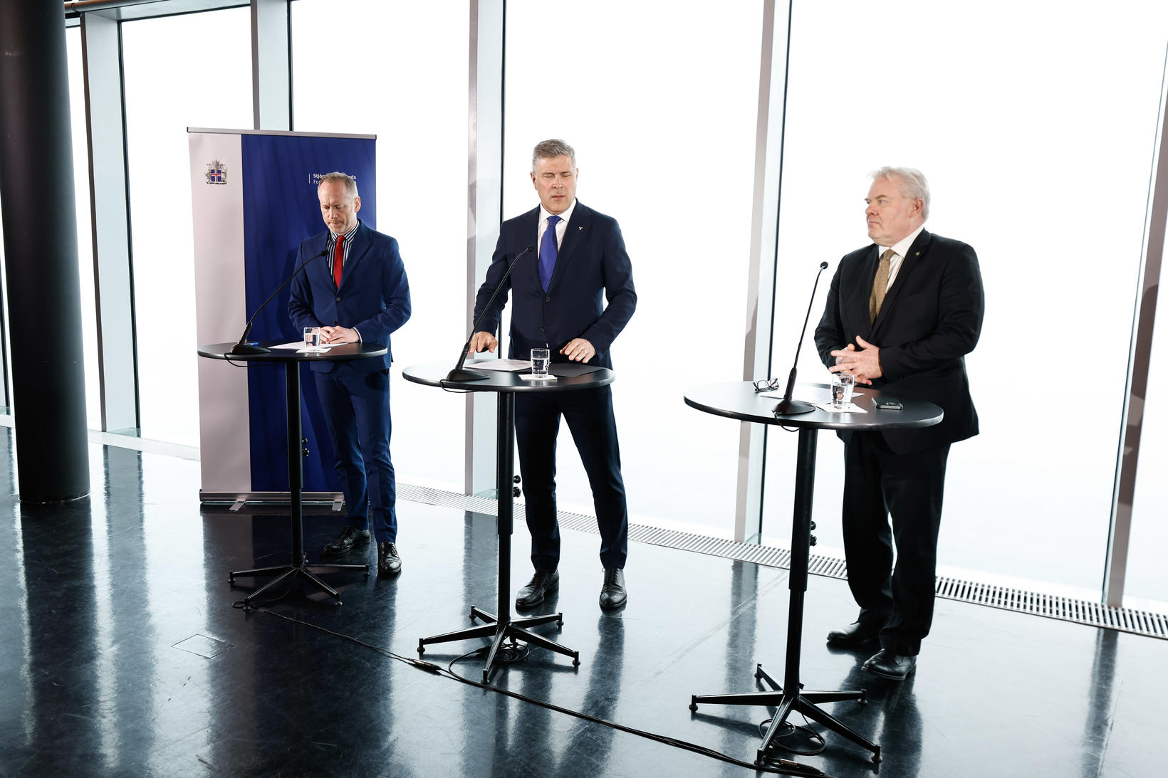 Lors de la conférence de presse aujourd'hui.  Guðmundur Ingi Guðbrandsson, Bjarni Benediktsson, ...