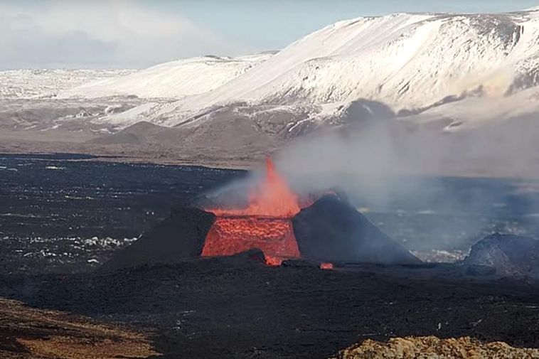 Images en direct : du magma coulant du cratère débordant
