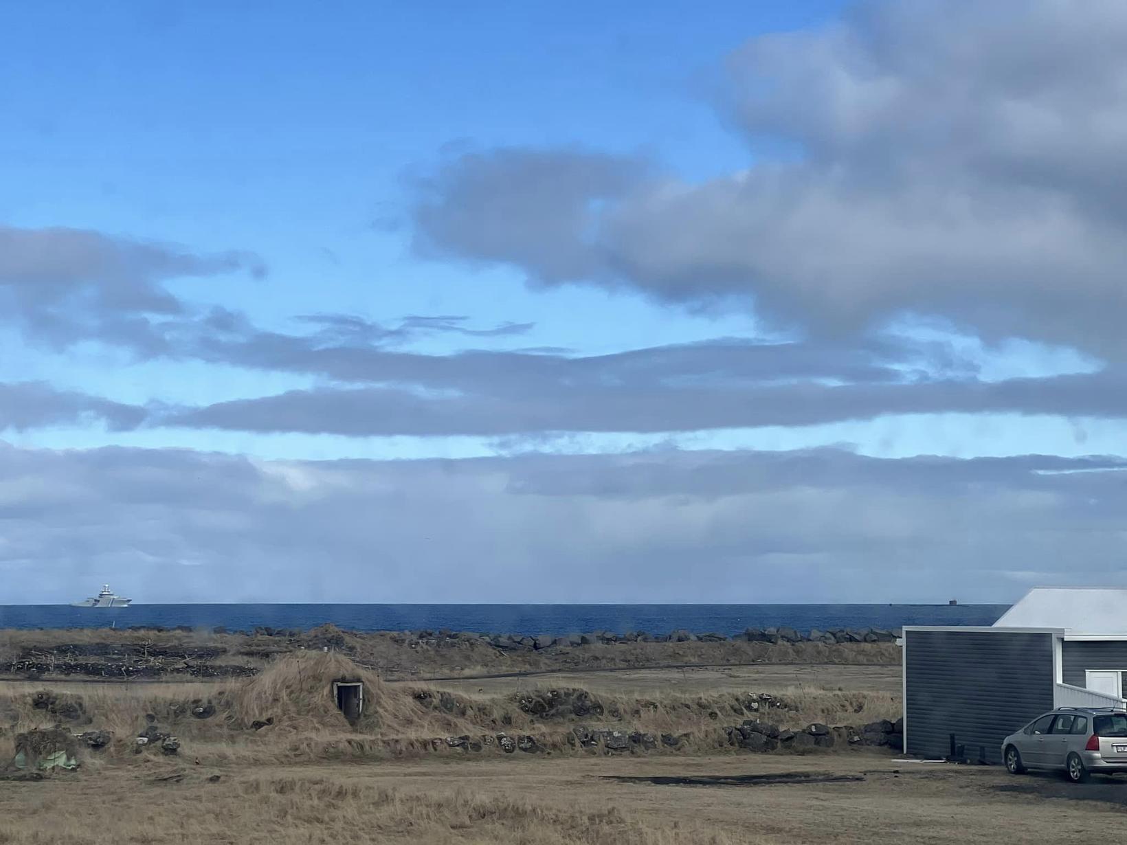 Ici, le navire de patrouille Þór peut être vu escortant le…