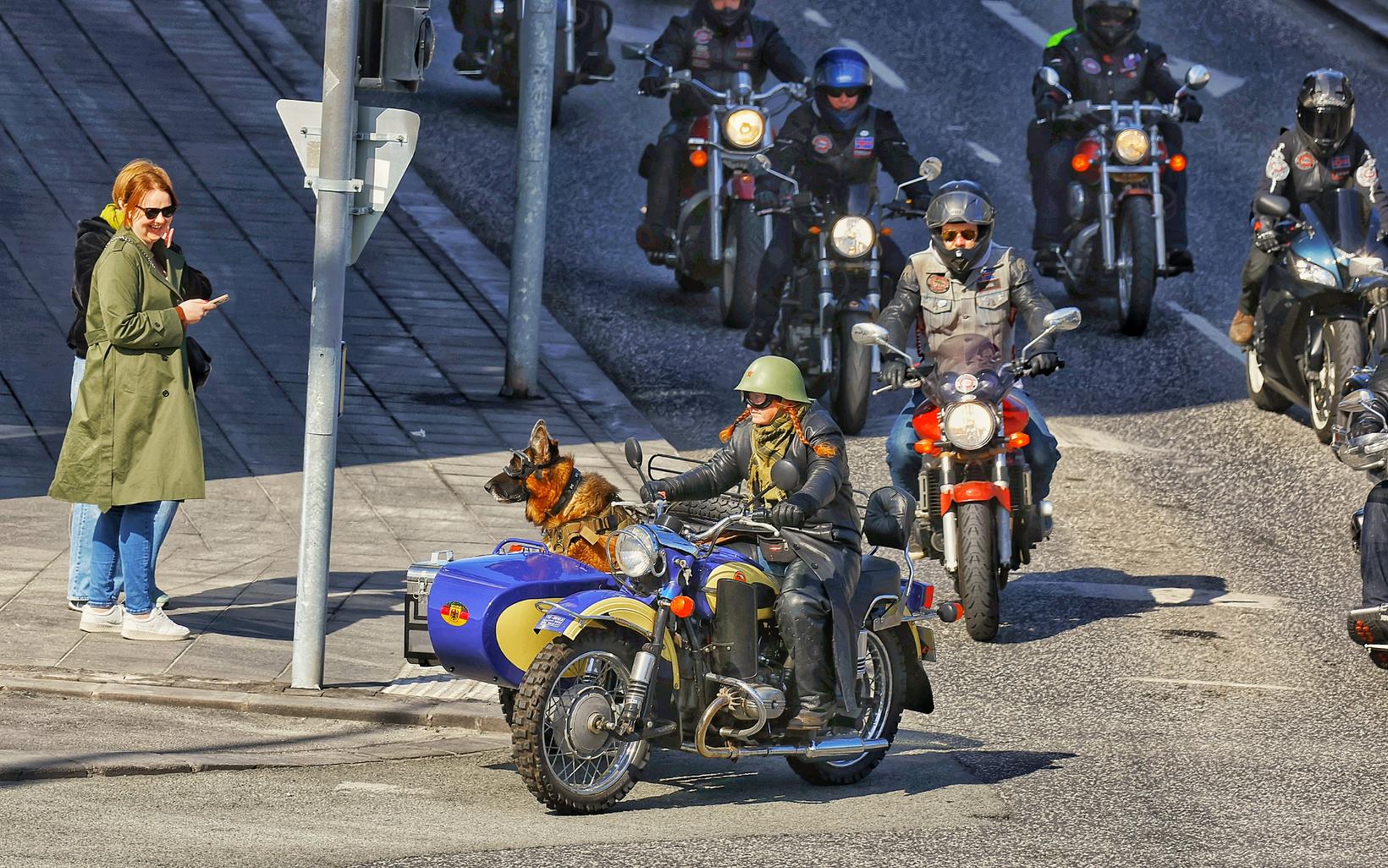 Les membres de l'Association islandaise des motocyclistes, Sniglar, ont roulé à …
