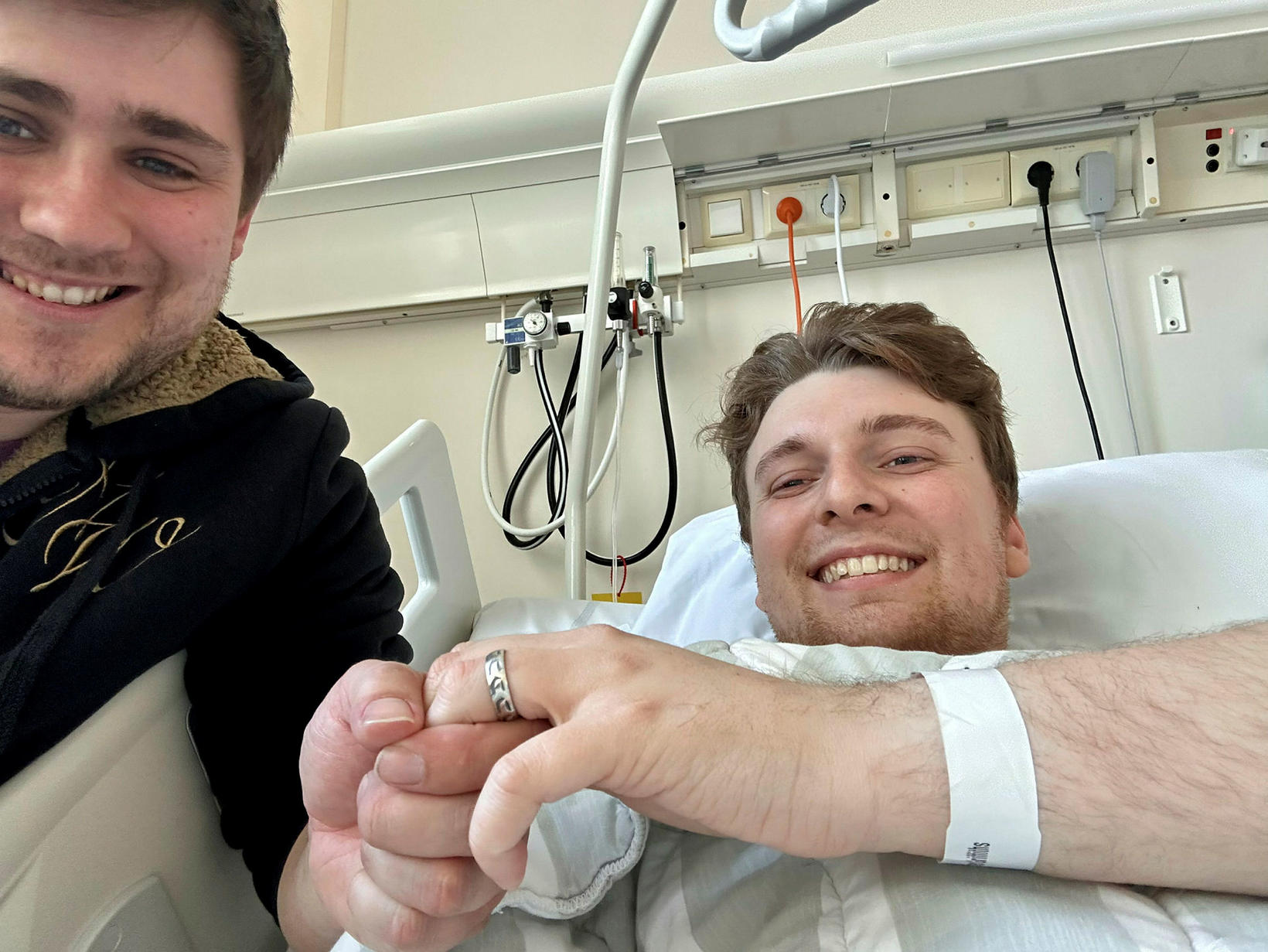 Elliot a proposé à Zak à l'hôpital après l'accident...