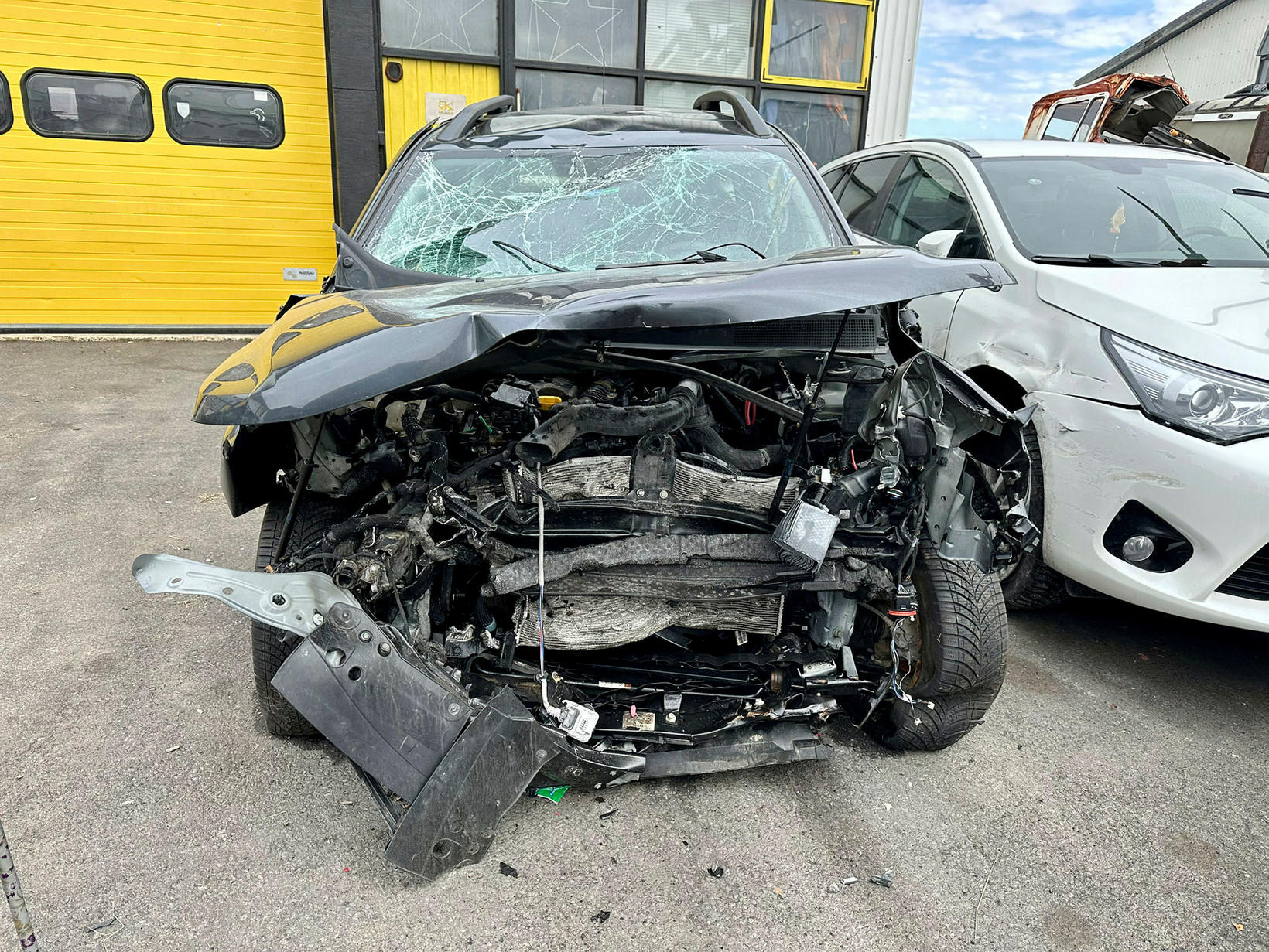 La voiture était complètement en ruine et heureusement, personne n'est mort…