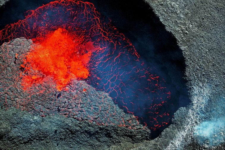 "Se rapprocher de quelque chose qui se passe"