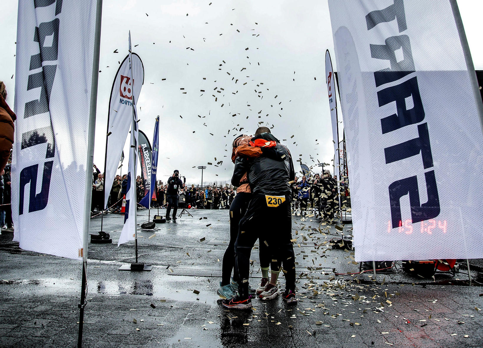 Mari Järsk, Andri Guðmundsson et Elísa Kristinsdóttir après 51 tours.