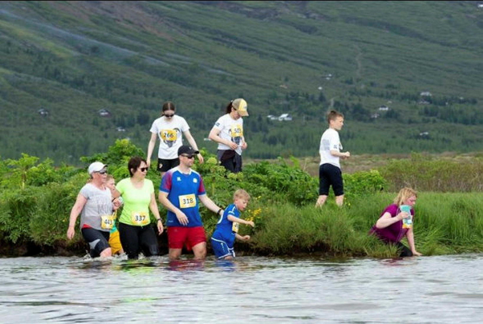 Le parcours de course autour du lac Laugavatn se déroule en partie sur l'eau.
