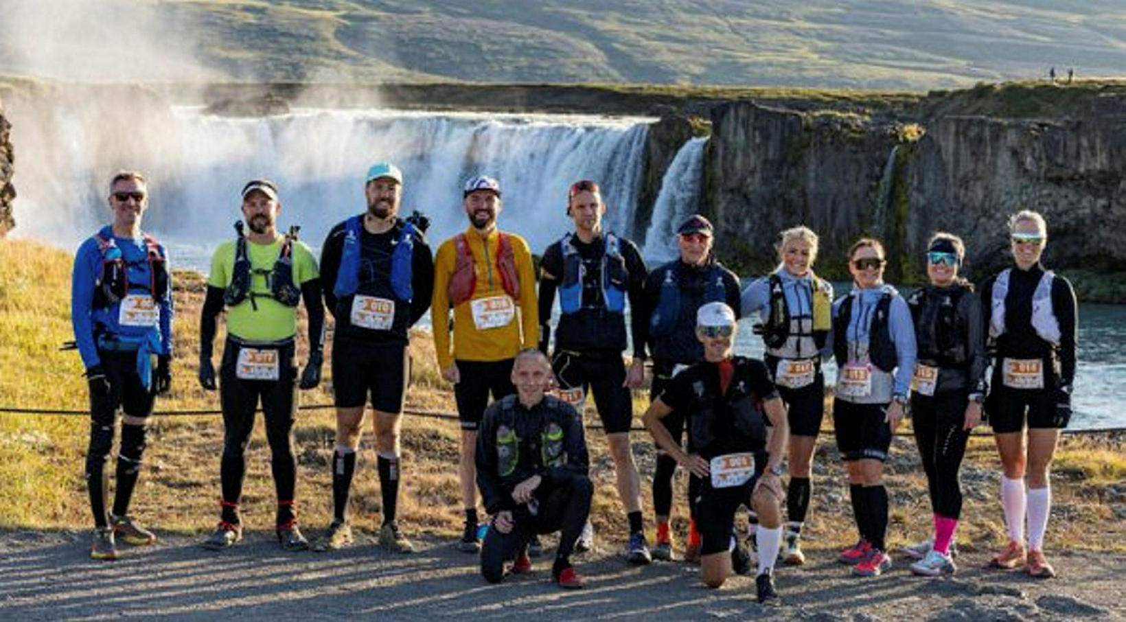 Un groupe de coureurs est prêt à courir depuis Goðafoss…