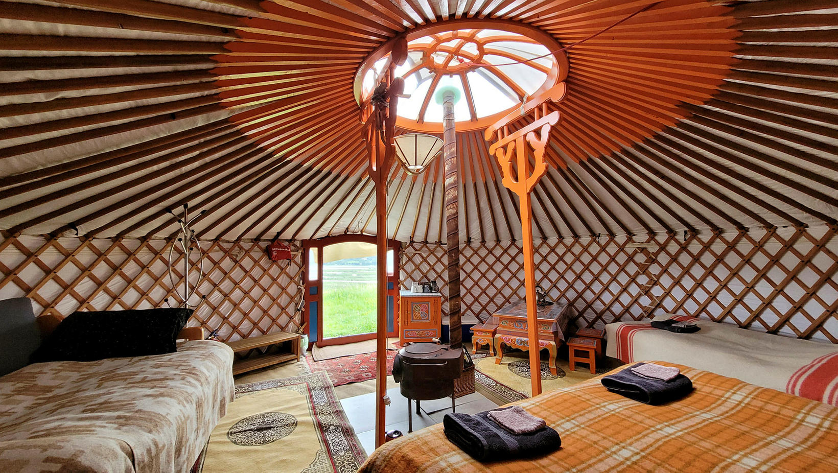 La douce forme circulaire de la yourte est comme être…