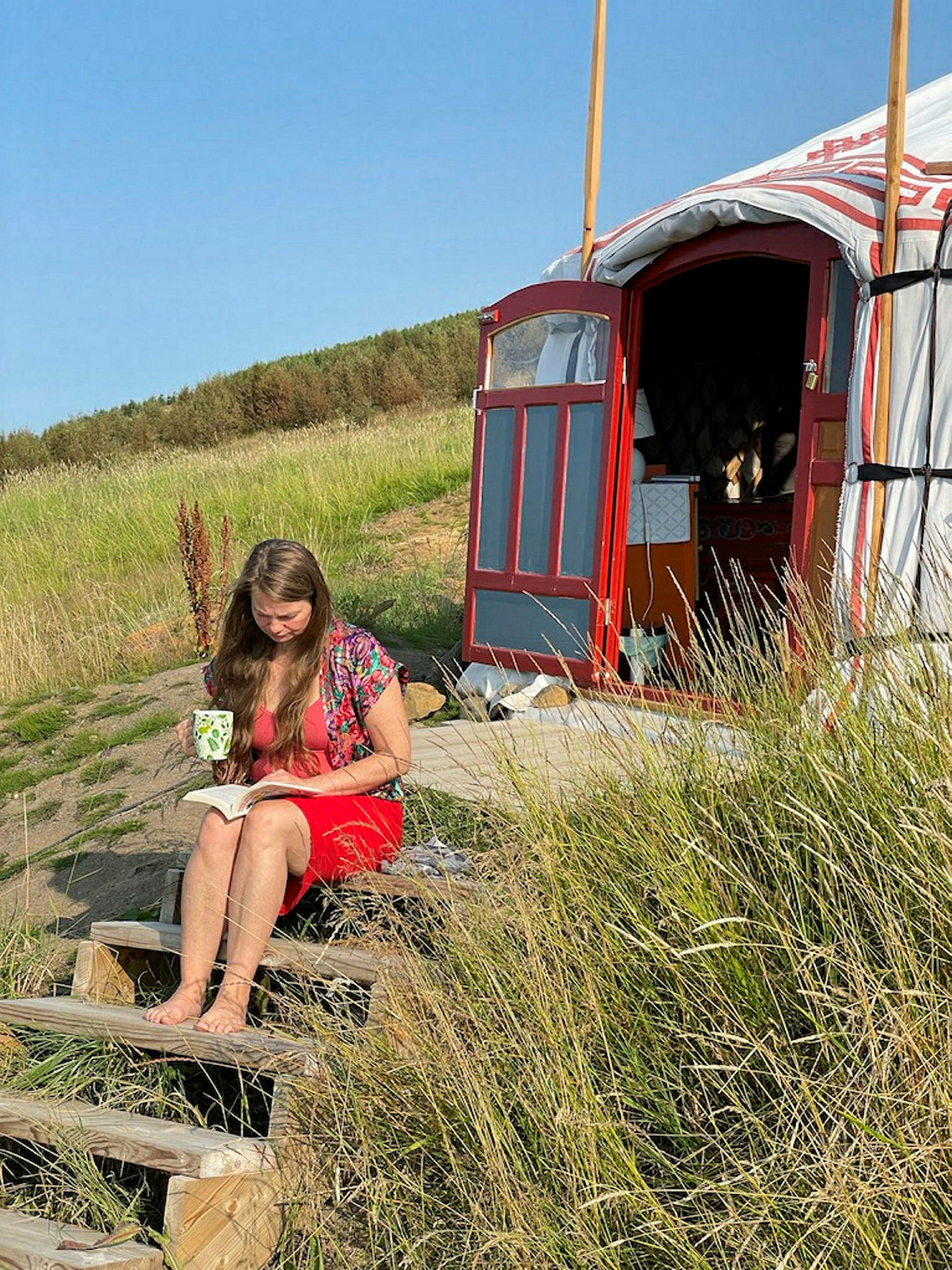 Þóra Sólveig devant la yourte à Eyjafjörður.