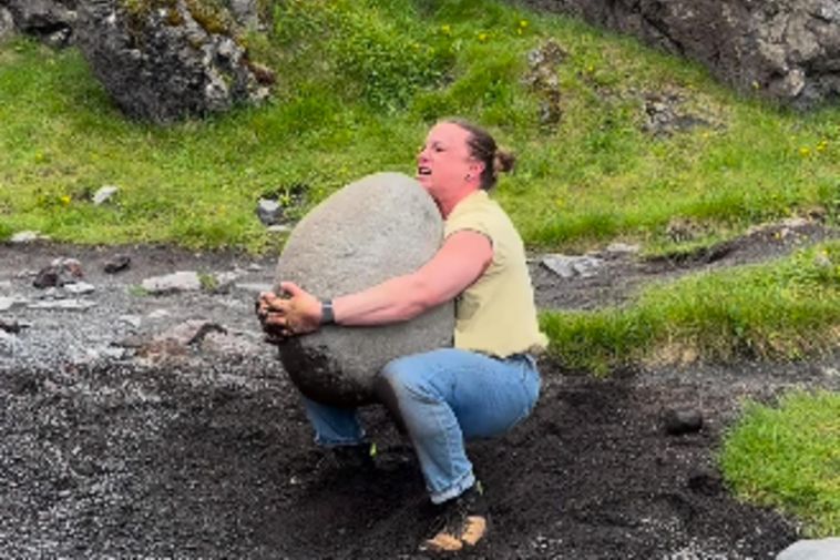 Première femme au monde à soulever la pierre « Fullsterkur » en Islande