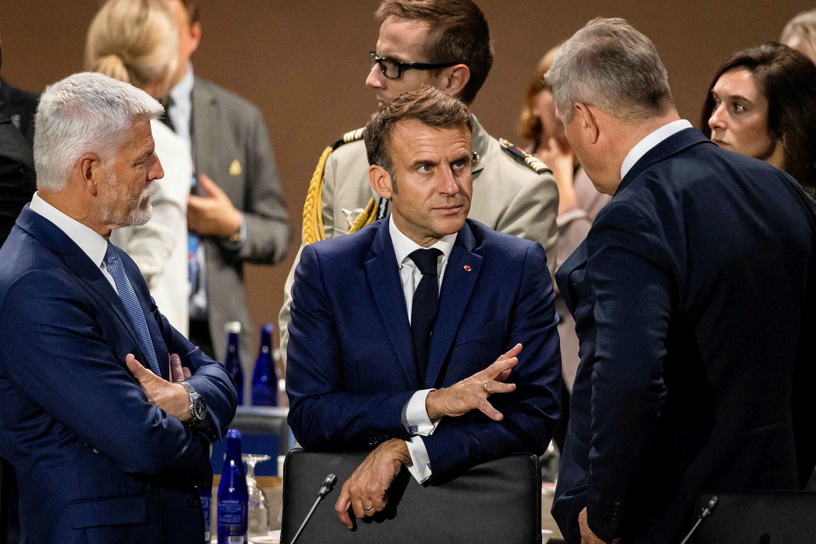 Benediktsson s'entretient avec Emmanuel Macron, président de la France et Petr …