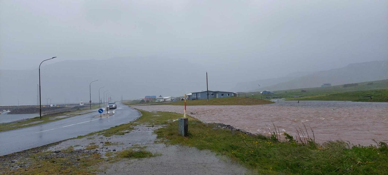 L'eau coulait sur la route à Gilós.