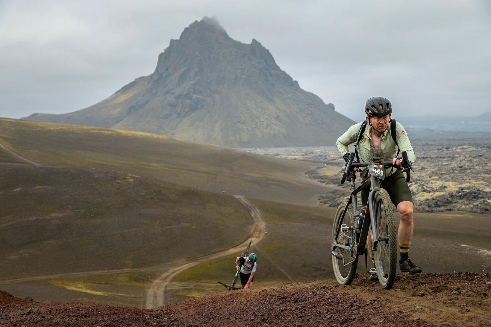 La légende cycliste Guðlaugur Stefán Egilsson avec le mont Krakatind à …