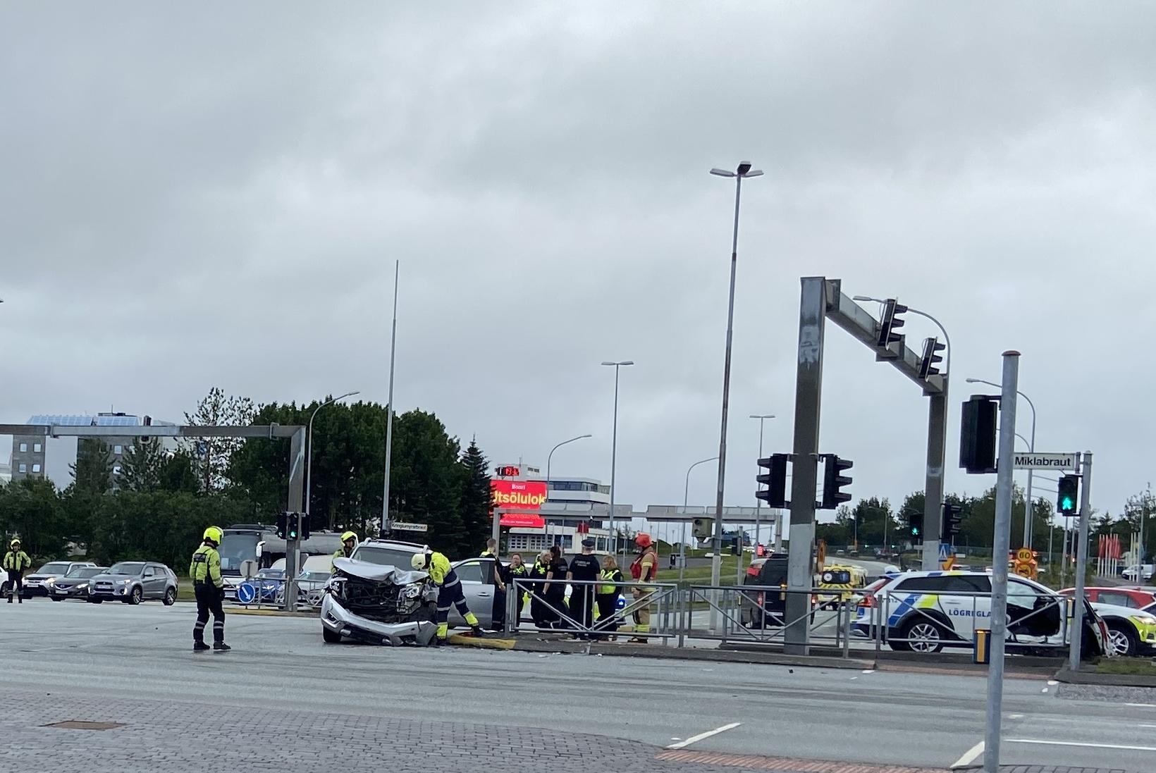 La camionnette a été gravement endommagée et un policier…
