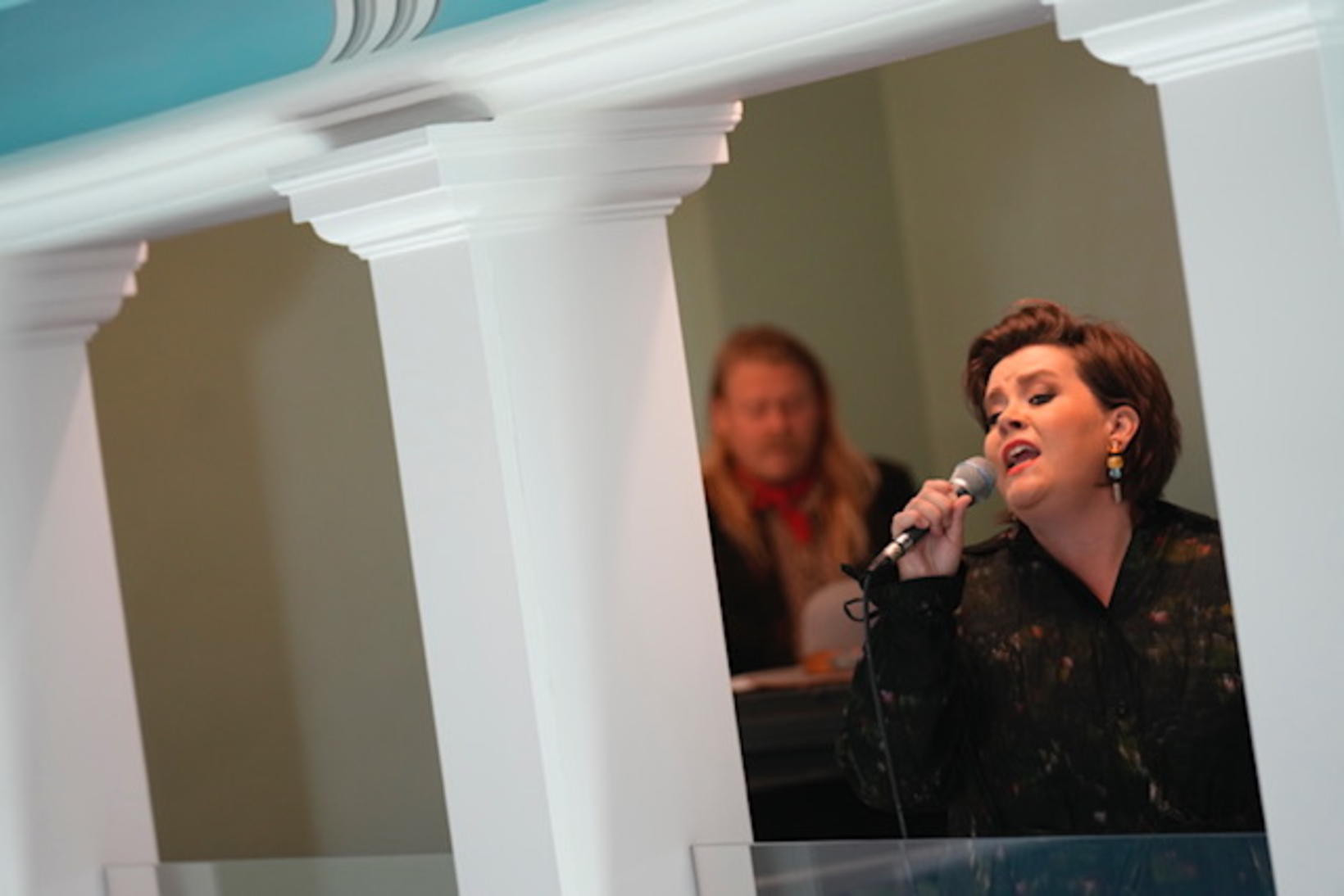 Le chanteur Sigríður Thorlacius a chanté lors de l'inauguration.