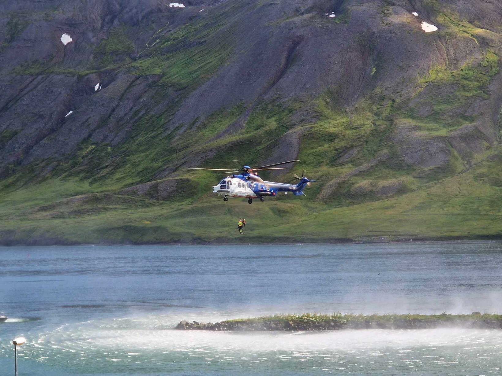 L'hélicoptère des garde-côtes a visité le festival et a montré comment…