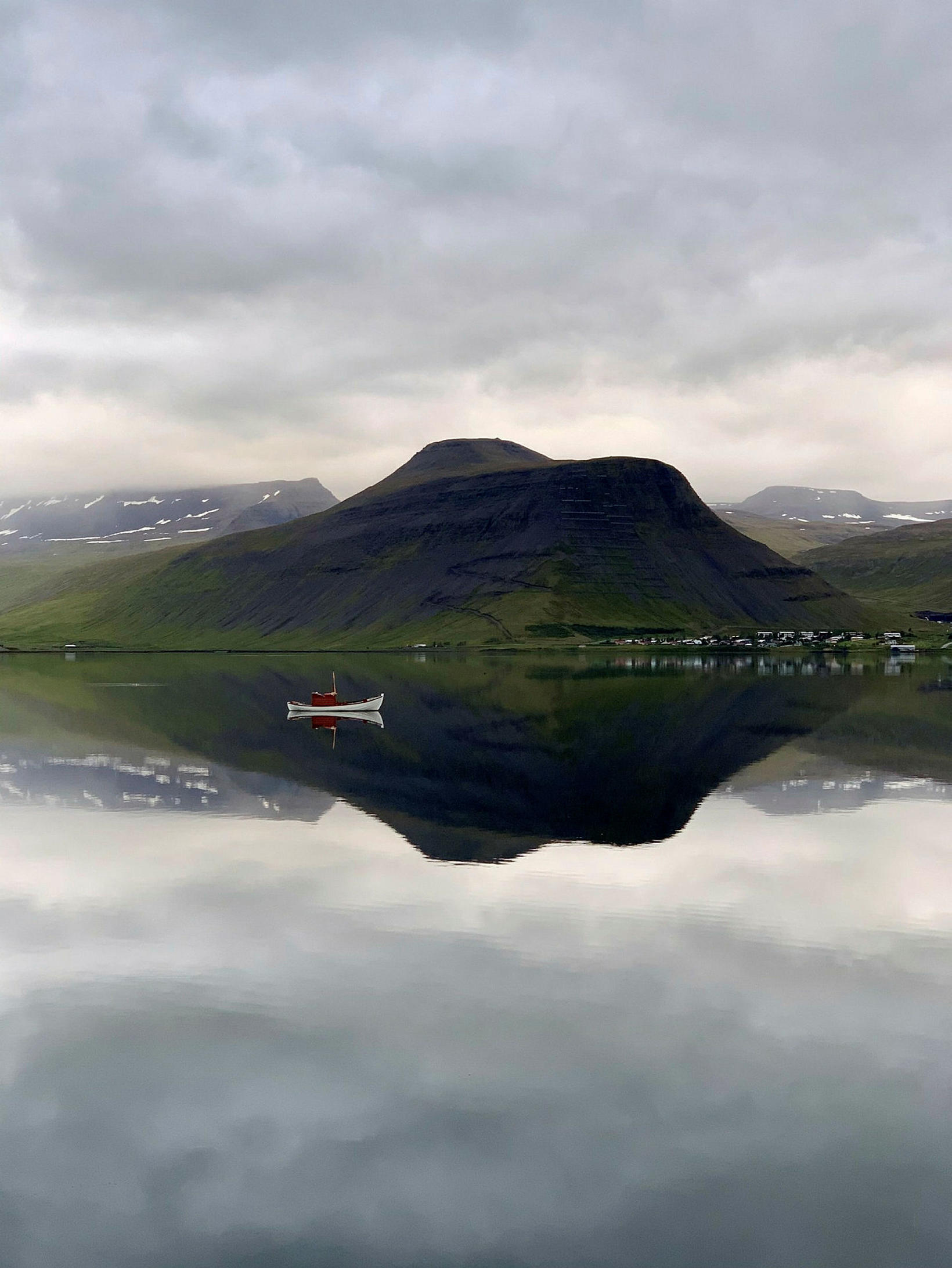 Complètement calme et immobile à Ísafjörður.