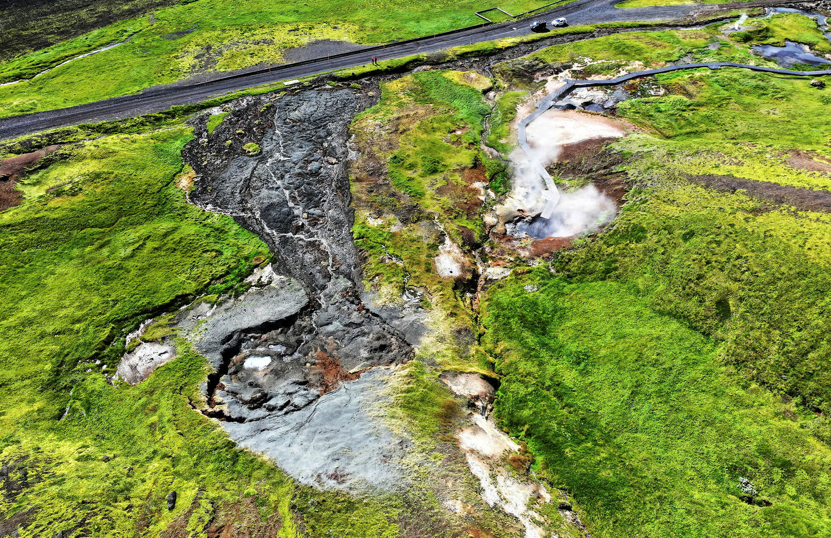 La cicatrice laissée par la coulée de boue au sud-est de Skíðskálann …
