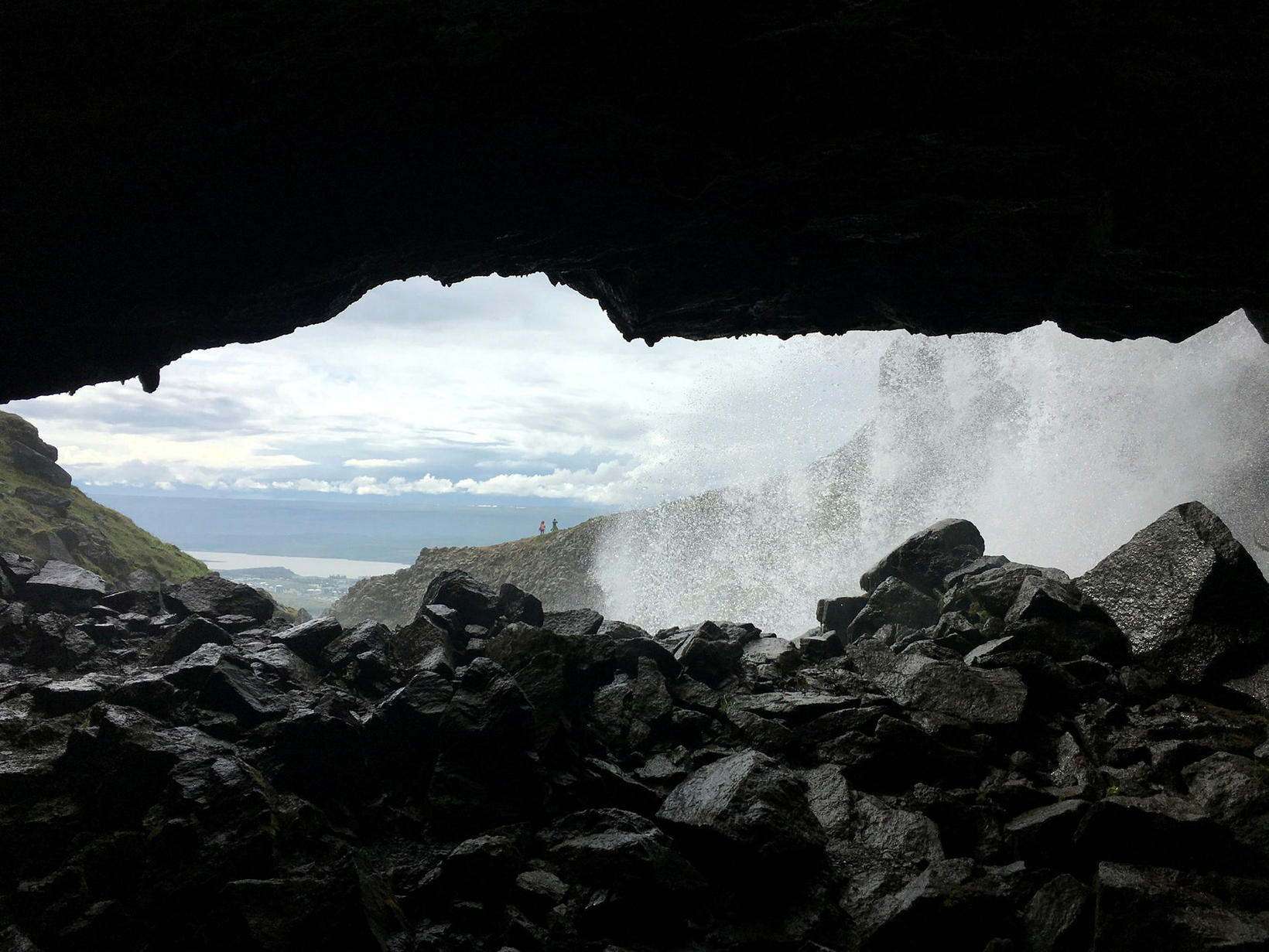 Dans la grotte derrière la cascade de Fardagafoss.