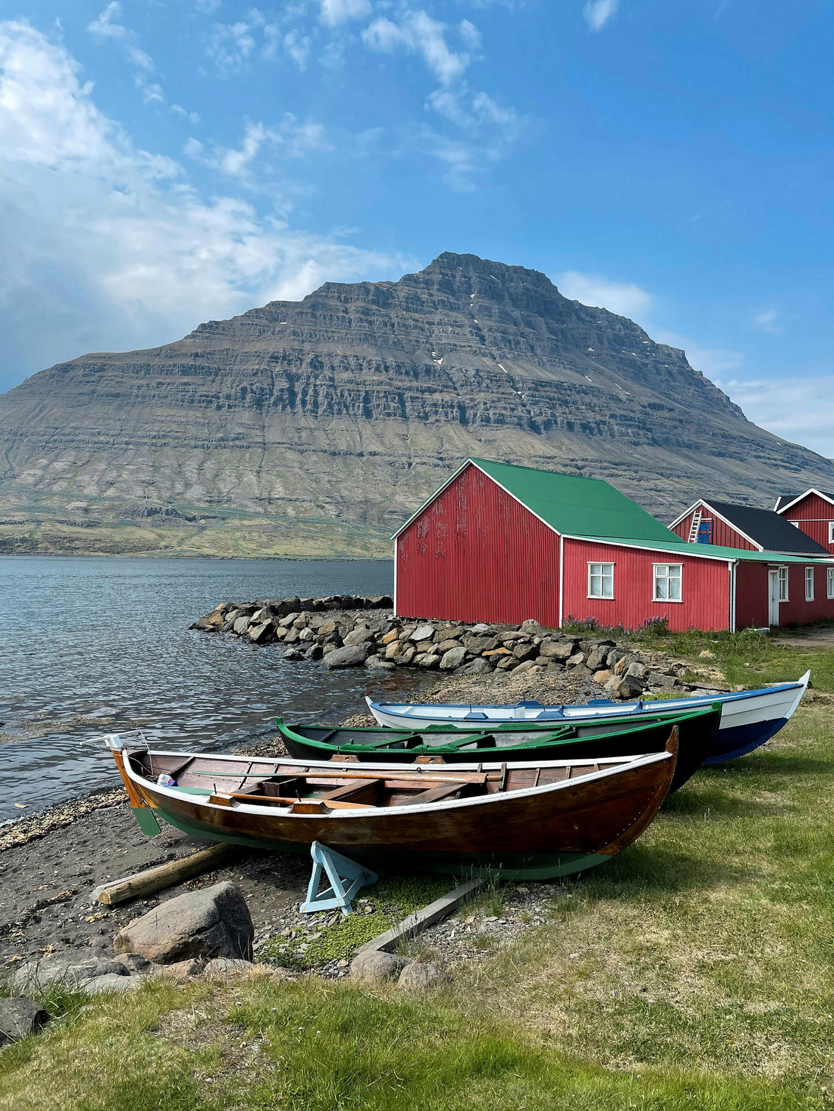 Le mont Hólmatindur à Eskifjörður est une montagne majestueuse.