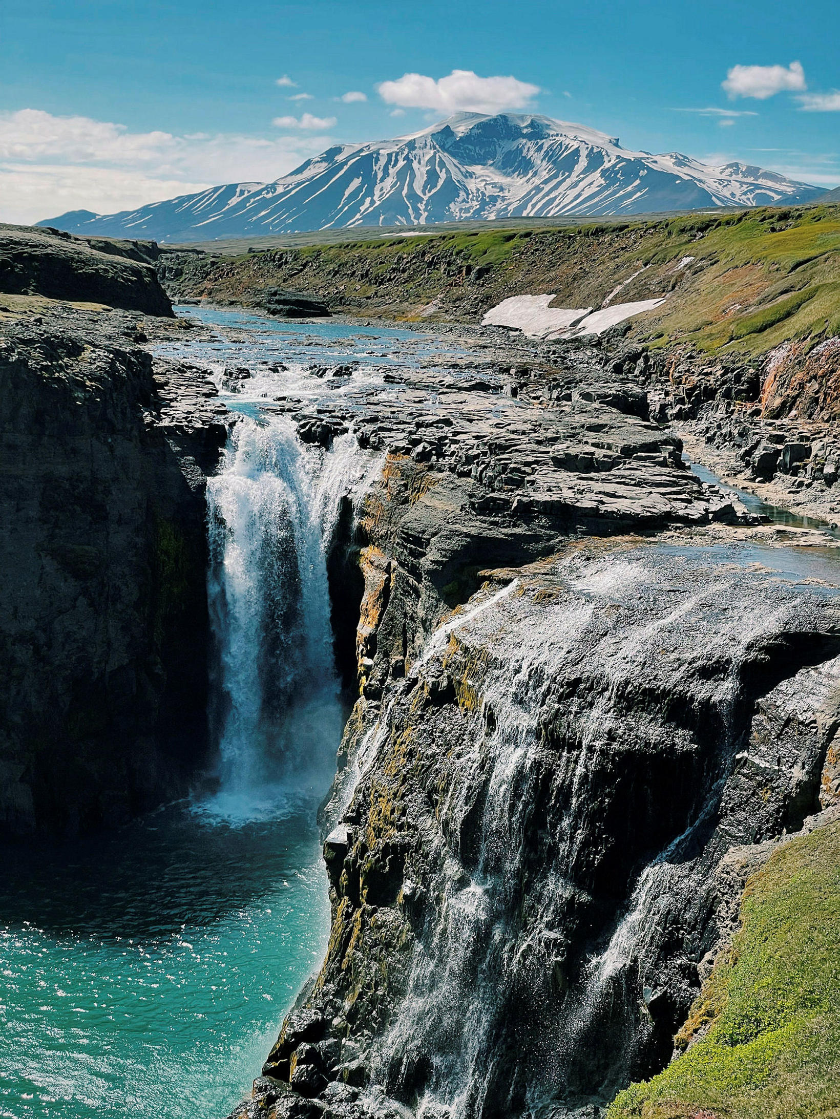 Rivière Jökulsá à Fljótsdalur et mont Snæfell en arrière-plan. …