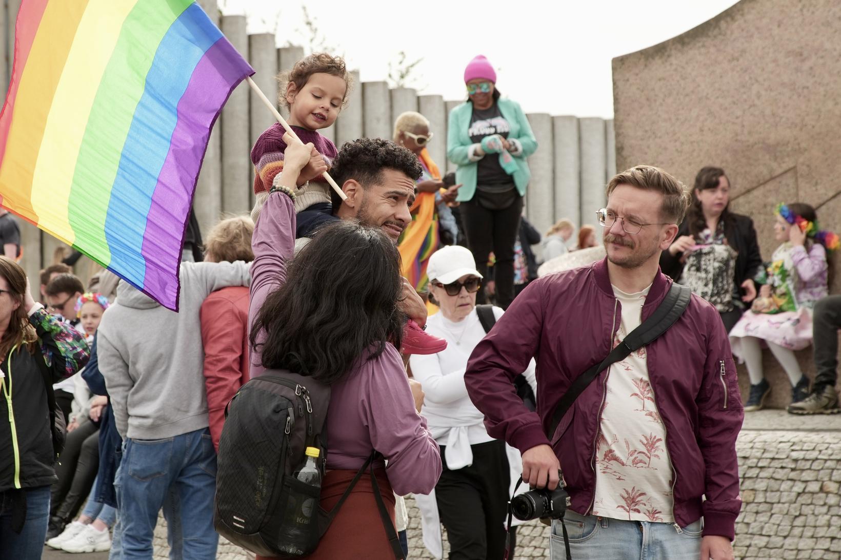 Beaucoup ont apporté un drapeau arc-en-ciel au défilé.