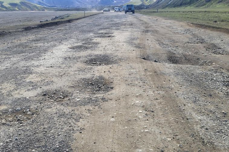 La route de Landmannalaugar en mauvais état à cause du trafic et de la pluie