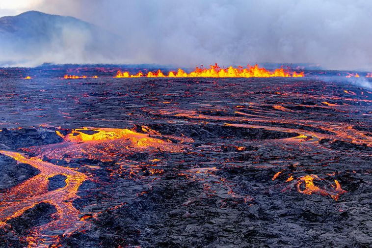 La coulée de lave en direction de Grindavíkurvegur Road semble s'être arrêtée