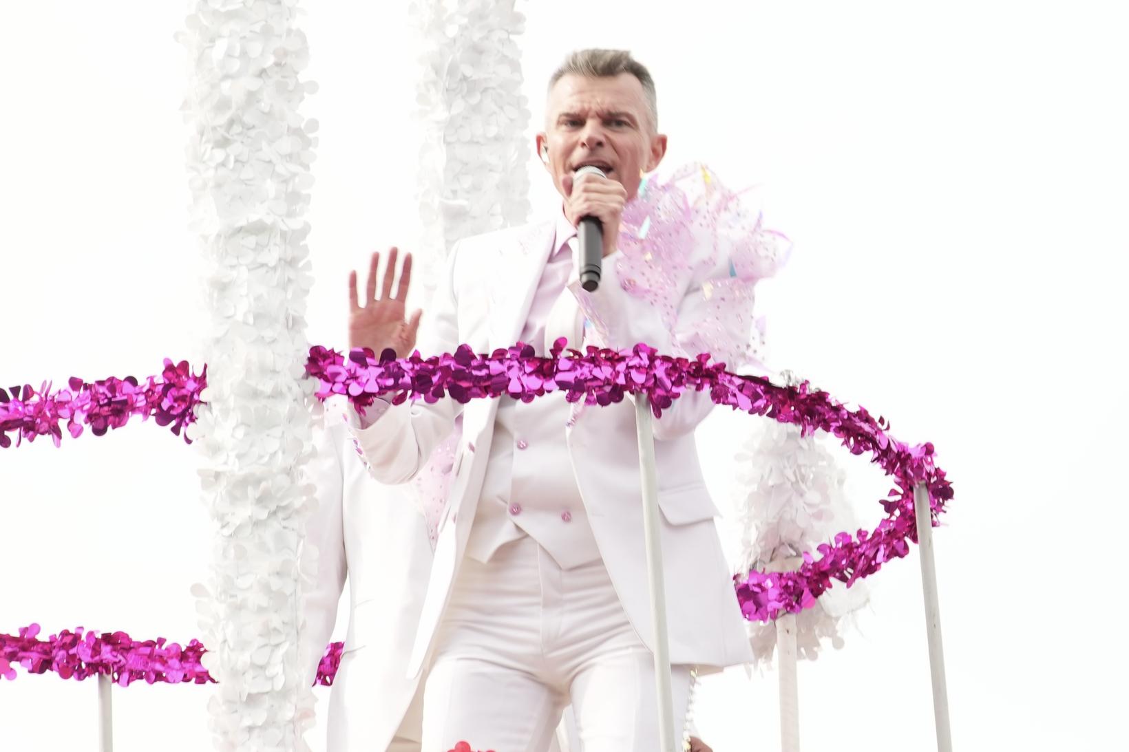Páll Óskar alias Paul Oscar chantant lors du défilé.