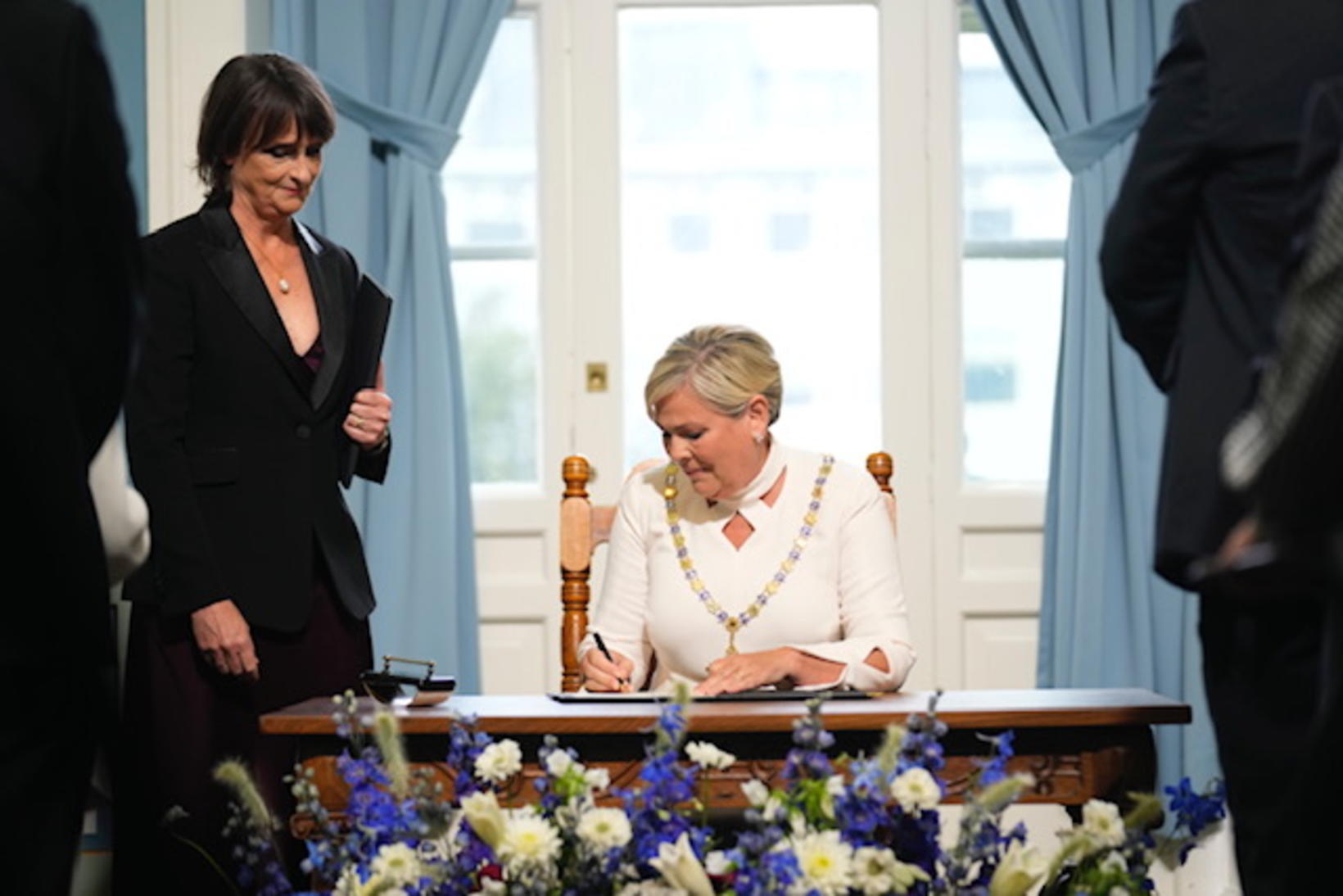 Halla Tómasdóttir signant l'engagement honorifique avant de prendre ses fonctions...