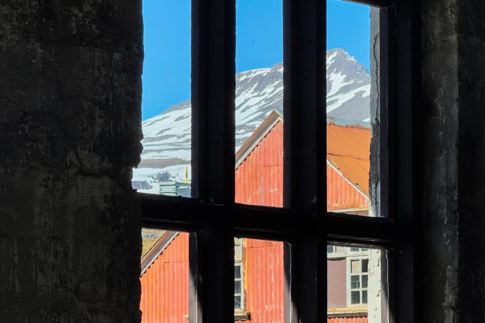 Regardant par la fenêtre de l'ancienne usine de harengs à …