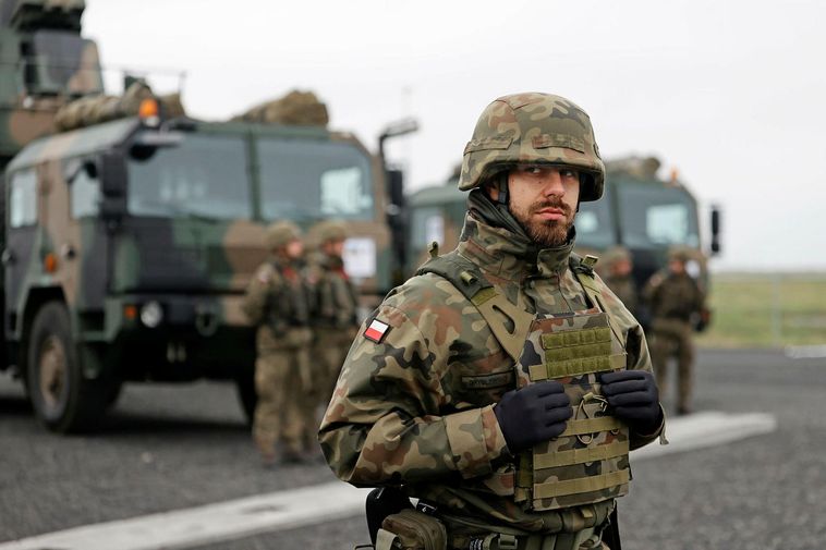 Photos : Une importante force militaire sur la péninsule de Reykjanes