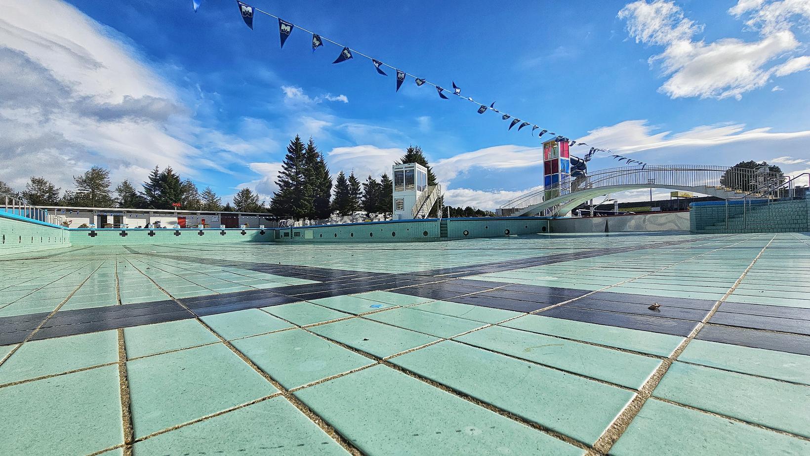 Toute l’eau de la piscine a été retirée.