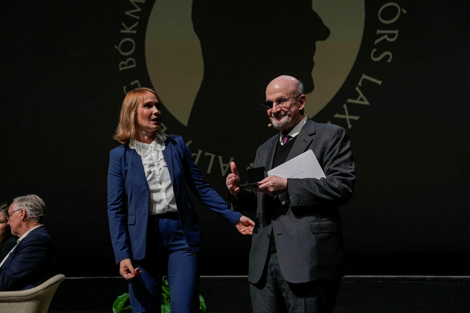 Rushdie a accepté le prix avec joie.